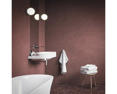 Koupelna s umyvadlem, ručníkem a osvětlením