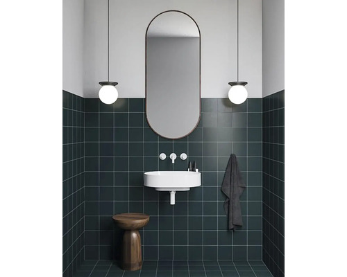 Moderní koupelna s umyvadlem, zrcadlem, stoličkou a obklady