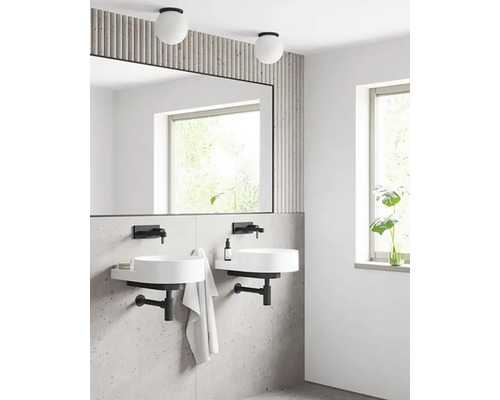 Moderní koupelna se dvěma umyvadly, zrcadlem a osvětlením