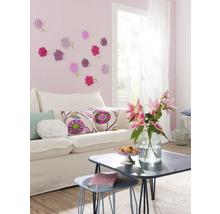 Obývací pokoj s pohovkou, stolem a dekorací na stěnu pro přátelskou atmosféru