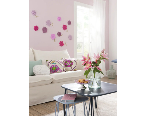 Obývací pokoj s pohovkou, stolem a dekorací na stěnu pro přátelskou atmosféru