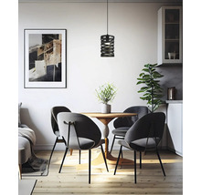 Jídelna s kulatým stolem, židlemi a závěsnou lampou