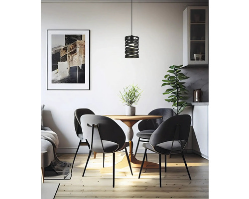 Jídelna s kulatým stolem, židlemi a závěsnou lampou