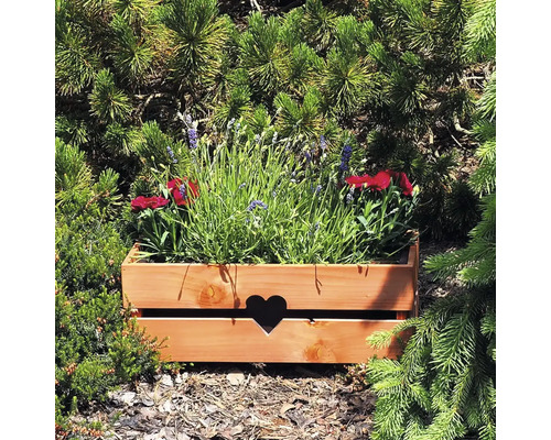 Dřevěná bedna s motivem srdce a květinami na zemi