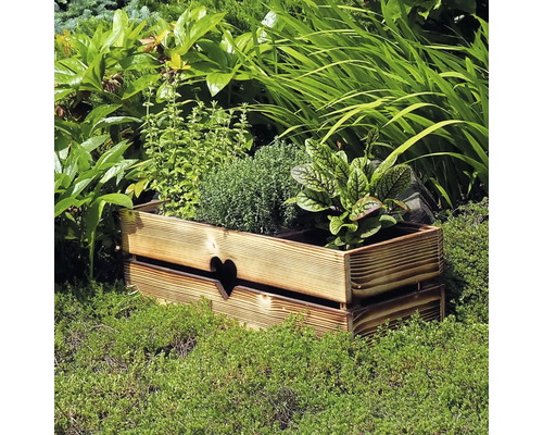 Dřevěný truhlík s ozdobou srdce na zahradě