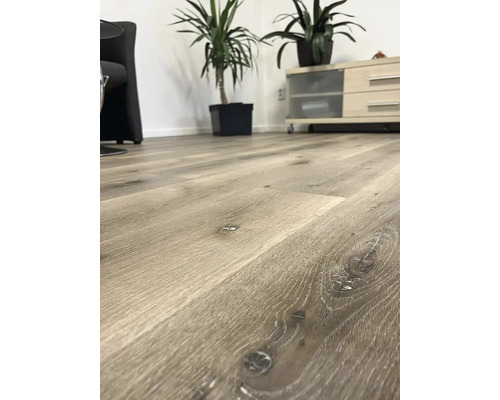 Detail laminátové podlahy v obývacím pokoji.