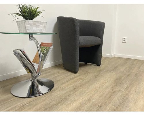 Scéna s křeslem, odkládacím stolkem s držákem na časopisy a hrnkovou rostlinou