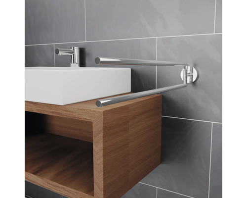 Koupelna s umyvadlem, skříňkou pod umyvadlo a držákem na ručníky