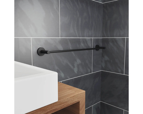 Černý nástěnný držák na ručníky v koupelně