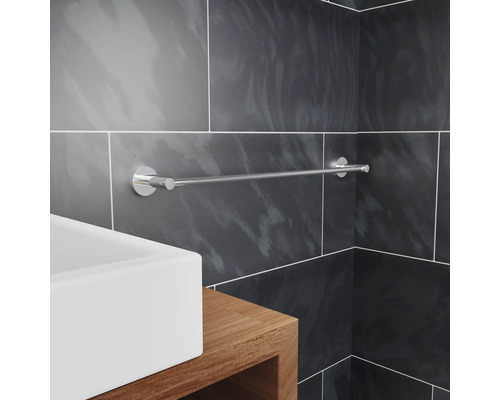 Kovový držák na ručníky v koupelně s umyvadlem