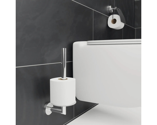 Nástěnný držák toaletního papíru z kovu s rolí papíru a toaletou