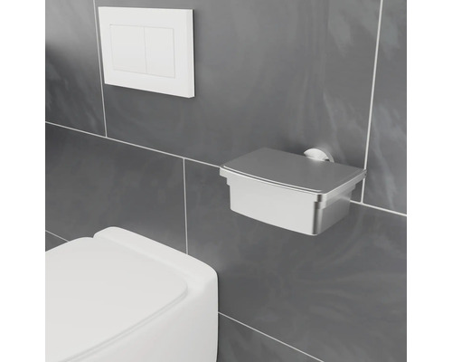 Interiér koupelny s toaletou, ovládacím tlačítkem a držákem toaletního papíru