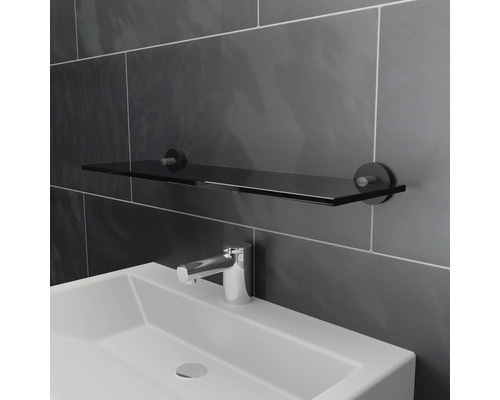 Umyvadlo se skleněnou policí a vodovodní baterií v koupelně.