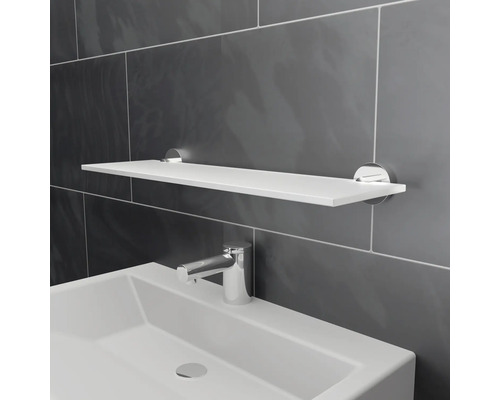 Umyvadlo s policí v koupelně