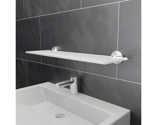 Bílá nástěnná police nad umyvadlem v koupelně