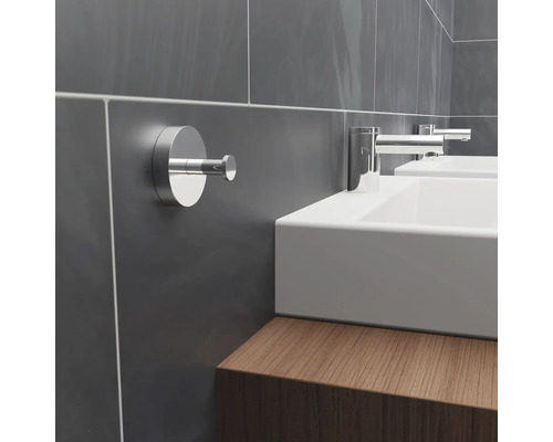 Detail koupelny s háčkem na ručníky na stěně vedle umyvadla