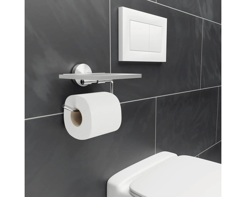 Držák toaletního papíru s poličkou a splachovacím tlačítkem na zdi