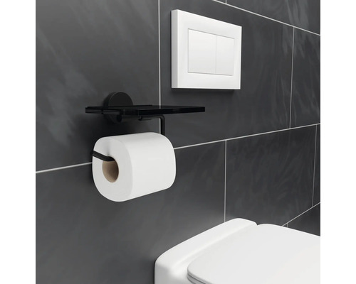 Držák toaletního papíru s poličkou v koupelně.