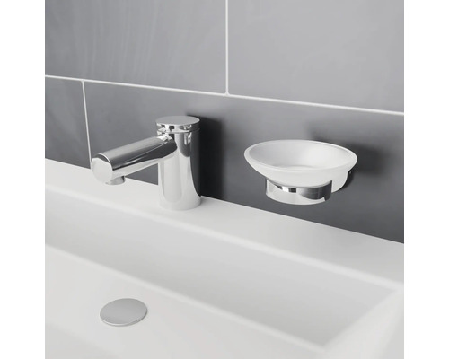 Umyvadlová baterie a miska na mýdlo v koupelně