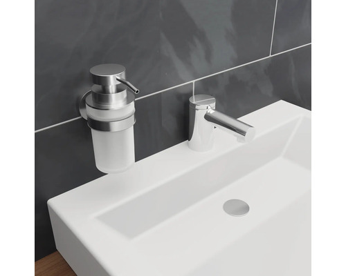 Umyvadlo s baterií a dávkovačem mýdla v koupelně