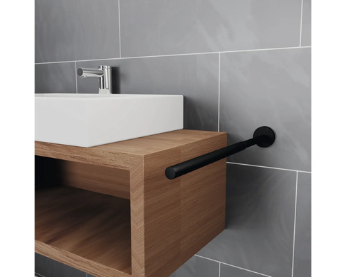 Koupelna s umyvadlem, dřevěnou skříňkou a černým držákem na ručníky