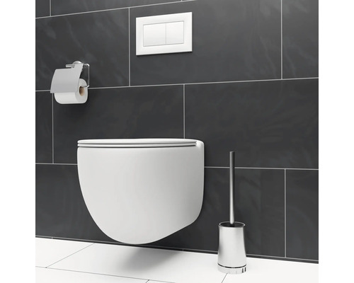 Závěsné WC s držákem toaletního papíru, splachovacím tlačítkem a WC štětkou