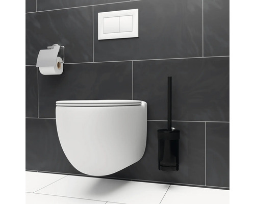 Moderní koupelna se závěsným WC, WC kartáčem a držákem toaletního papíru