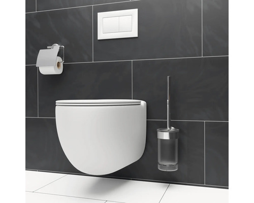 Moderní koupelna s nástěnným záchodem, držákem toaletního papíru, splachovacím tlačítkem a WC štětkou