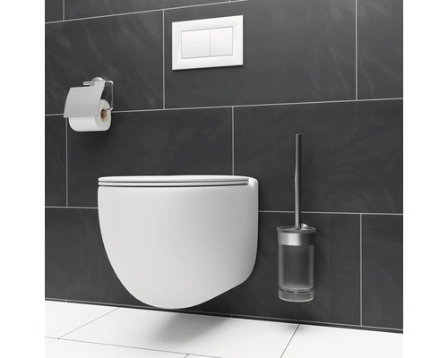 Závěsný záchod s držákem toaletního papíru, ovládací deskou a WC štětkou