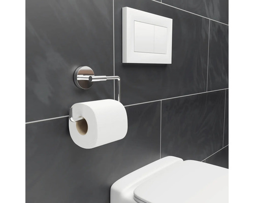 Kovový držák toaletního papíru s rolí toaletního papíru a ovládací deskou v koupelně