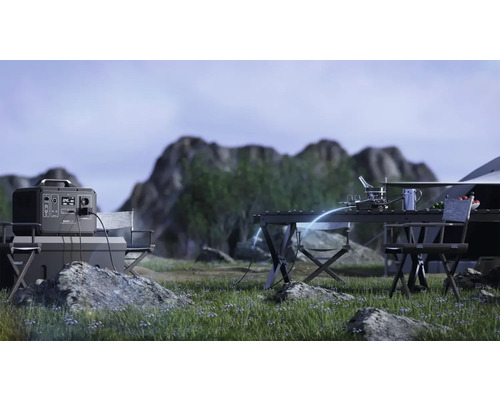 Kempingová scéna s generátorem proudu, kempingovým stolem a židlemi na pozadí hornaté krajiny