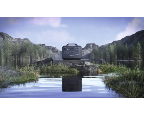 Přenosná napájecí stanice Bluetti na kameni u jezera