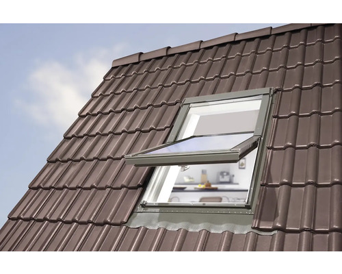 Otevřené střešní okno na střeše s taškami