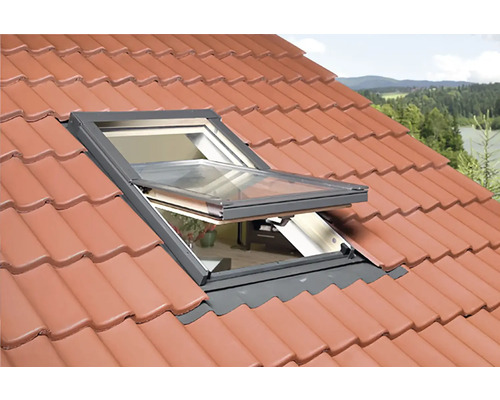 Otevřené střešní okno v taškové střeše