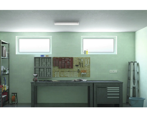 Dílna s pracovním stolem, stěnou na nářadí, regály a okny