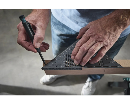 Osoba označuje kus dřeva pomocí tesařského úhelníku a tužky