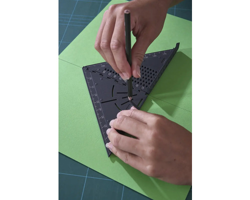 Kreslení čáry pomocí trojúhelníku a tužky na papír