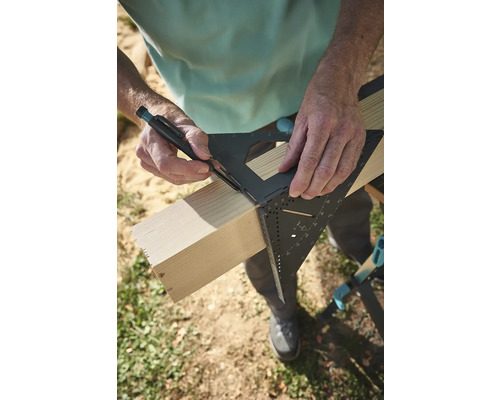 Osoba používá úhloměr a tužku k označení kusu dřeva.