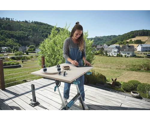 Žena pracuje venku na pracovním stole