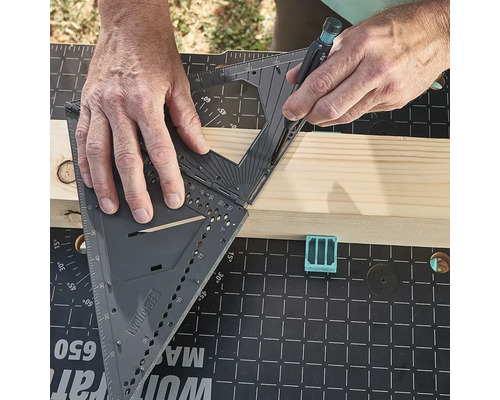 Osoba používá úhloměr k označení čáry na dřevěné desce.