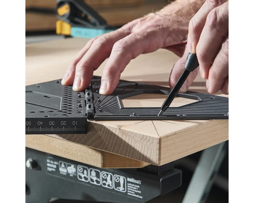 Osoba používá úhelník k měření úhlu na dřevěné desce.