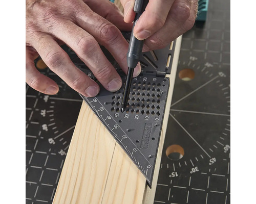 Osoba používá úhloměr a tužku k orýsování kusu dřeva.