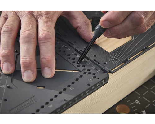 Osoba používá multifunkční úhelník Wolfcraft na kusu dřeva.