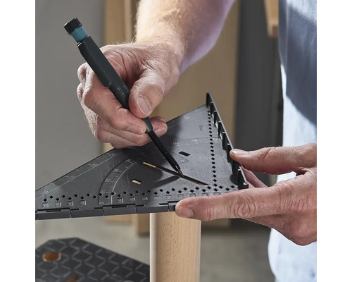 Osoba používá univerzální úhlový měřicí nástroj a tužku k označení obrobku.