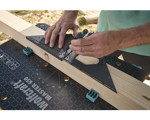 Osoba označuje obrobek multifunkčním úhelníkem na pracovní lavici.