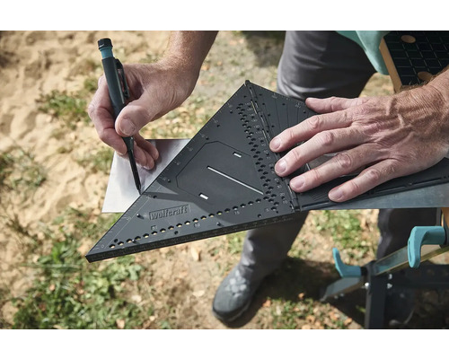 Osoba používá úhloměr a pero k označení obrobku.