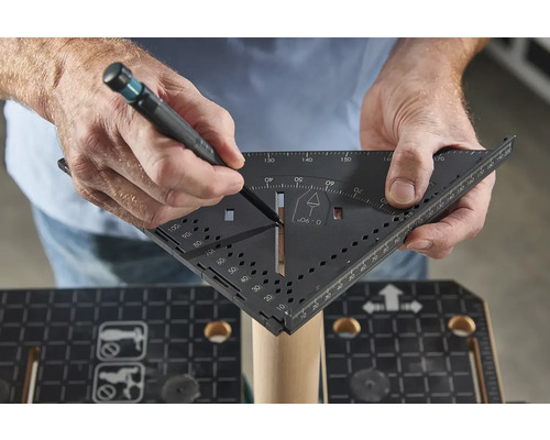 Muž používá úhelník a tužku k označení obrobku.