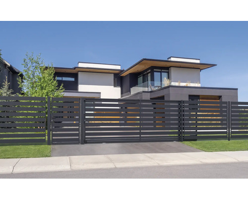 Moderní pohled na dům s vodorovným lamelovým plotem a posuvnou bránou