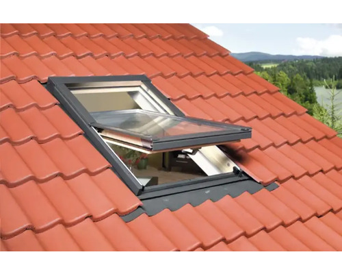 Otevřené střešní okno na střeše s taškami