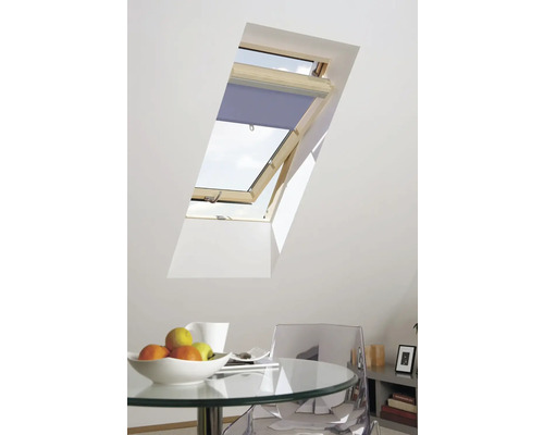 Střešní okno s modrou roletou ve světlé místnosti